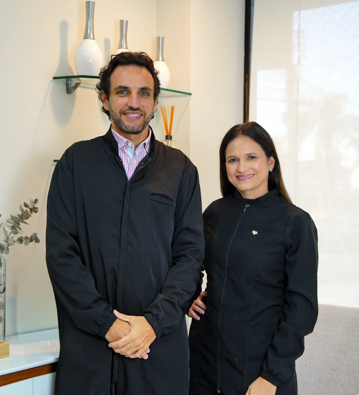 Dra. Juliana e Dr. Marcelo no consultório da GlobalDent